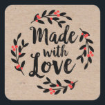 Kraft Paper Made with Liebe Christmas Quadratischer Aufkleber<br><div class="desc">Ein personalisierter Aufkleber mit Liebe auf einem kraftfarbenen Hintergrund. Ein hübscher Beerenkrez und die Worte "mit Liebe gemacht" in einem eleganten Script-Schriftart. Eine hübsche Touch für alle Ihre handgefertigten Geschenke. Entworfen für Sie von BlackBerry Boulevard.</div>