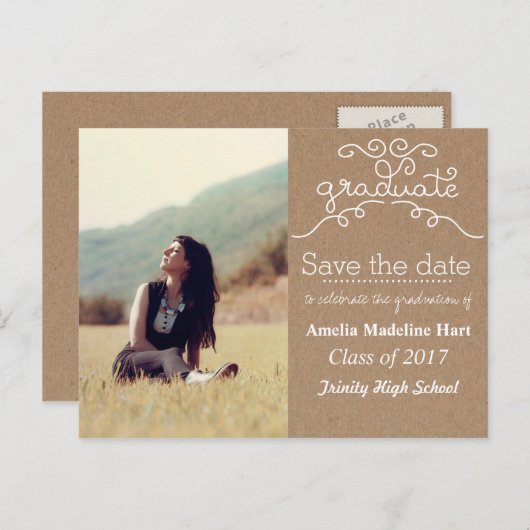 Kraft Paper Script Graduate | Save the Date Foto Ankündigungspostkarte (Vorne/Hinten)