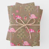 Kraft Pink Flamingos Mingling an einem Weihnachtsf Geschenkpapier Set (Beispiel)