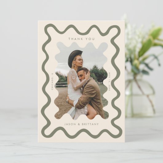 Kräftig handgezogenes Olive Green Wedding Foto Dankeskarte (Stehend Vorderseite)