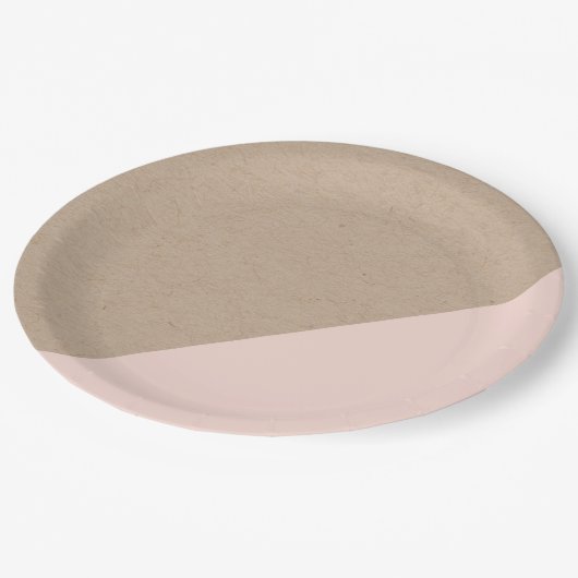 Kraftpapier u. Rosaeingetauchter Pappteller (Schrägansicht)