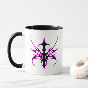 Kraftvolle schwarz-rosa Stammeslinien-Kunstillustr Tasse