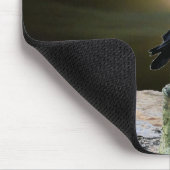 Krähe auf dem Treibholz-Strand, der Mond TAN Mousepad (Ecke)