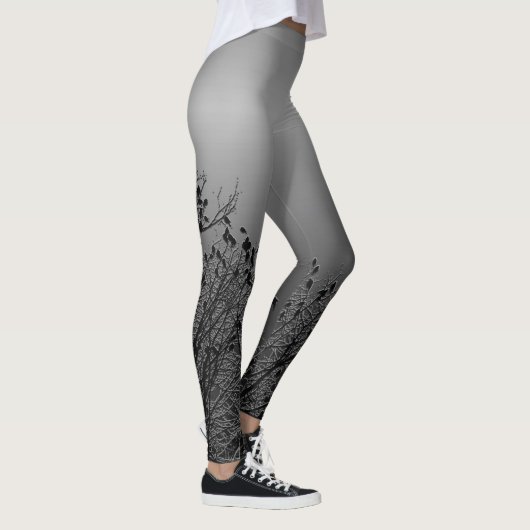 Krähen in den Bäumen in der Holzkohle Leggings (Rechts)