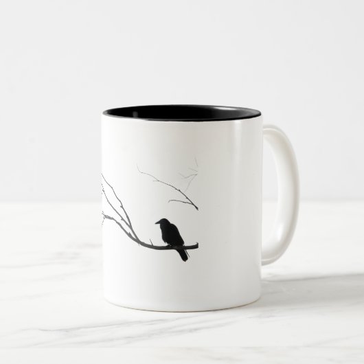 Krähen-Rabe, der im Baum sitzt Zweifarbige Tasse (VorderseiteRechts)