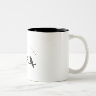 Krähen-Rabe, der im Baum sitzt Zweifarbige Tasse