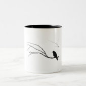Krähen-Rabe, der im Baum sitzt Zweifarbige Tasse (Mittel)