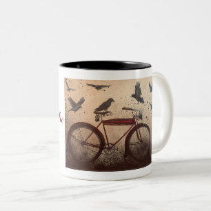 Krähen sammeln sich auf einem roten Vintage-Fahrra Zweifarbige Tasse