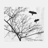 Krähen und Bäume Schwarz-Weiß-Gotik Landschaft Fleecedecke (Vorderseite (Horizontal))