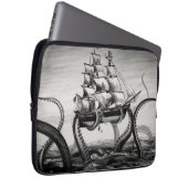 Kraken, das einen Piraten/ein Segelschiff 13" Laptopschutzhülle (Vorne Rechts)