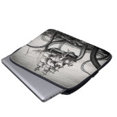 Kraken, das einen Piraten/ein Segelschiff 13" Laptopschutzhülle (Vorne Knopf)