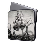 Kraken, das einen Piraten/ein Segelschiff 15" Laptopschutzhülle (Vorderseite Links)