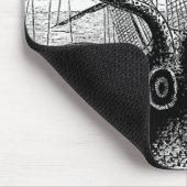 Kraken Eatting ein Segelschiff Mousepad (Ecke)