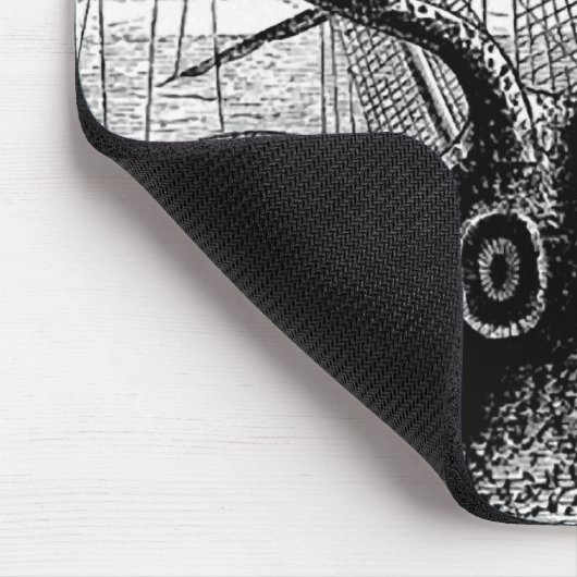 Kraken Eatting ein Segelschiff Mousepad (Ecke)