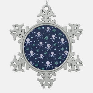 Kraken unter dem Meereskidsmuster Schneeflocken Zinn-Ornament