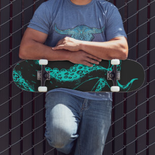 Krakenarme aqua auf schwarzem Skateboard