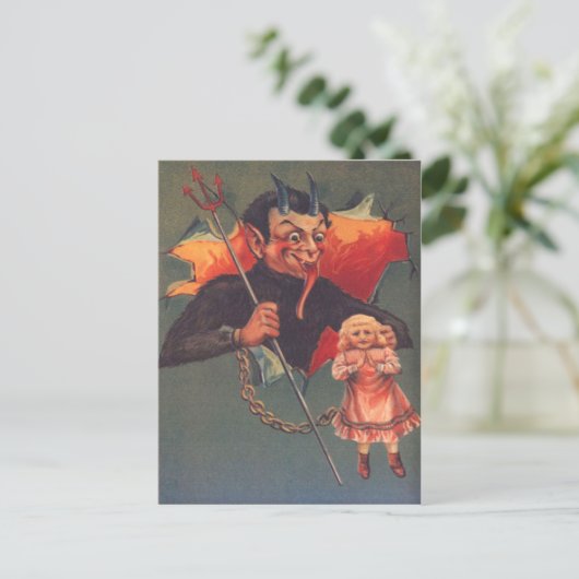 Krampus mit Girl & Pitchfork Postkarte (Stehend Vorderseite)