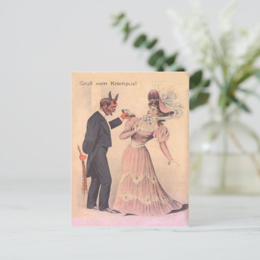 Krampus schlägt Frauen vor Postkarte (Stehend Vorderseite)