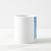 Kran-Stand im Himmel Kaffeetasse (Mittel)