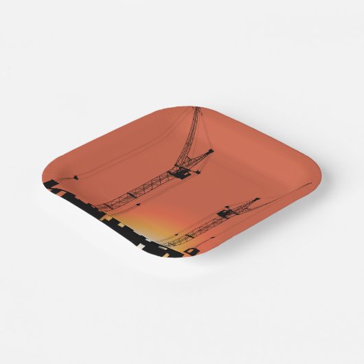 Krane auf einem Gebäude Pappteller (Gewinkelt)