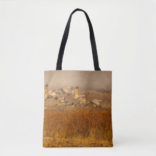 Krane über einem goldenen Feld Tasche
