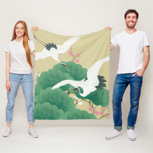 Kranich mit Kiefernbaum und Pflaumenblütenblättern Fleecedecke
