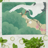 Kranich mit Kiefernbaum und Pflaumenblütenblättern Geschirrtuch (Gefaltet)