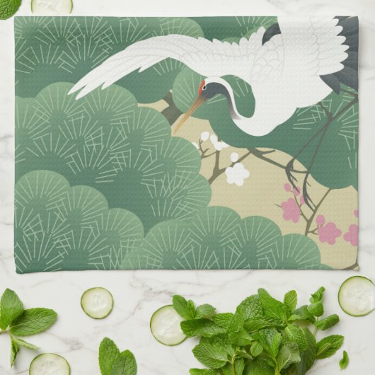 Kranich mit Kiefernbaum und Pflaumenblütenblättern Geschirrtuch (Gefaltet)
