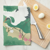 Kranich mit Kiefernbaum und Pflaumenblütenblättern Geschirrtuch (Viertel Falte)