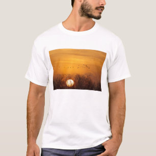 Kraniche vor aufgehender Sonne silhouettiert T-Shirt