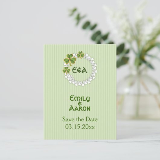 Kranke und Initialen Hochzeit speichern das Datum Ankündigungspostkarte (Stehend Vorderseite)