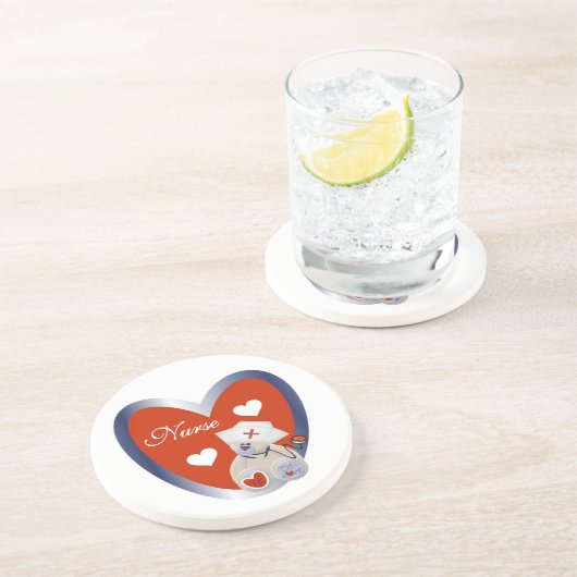 Krankenbär mit Herz-T - Shirt und Geschenken Getränkeuntersetzer (Seite)