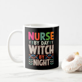 Krankenpflege an Tag Hexe an nächtlichen Halloween Kaffeetasse