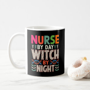 Krankenpflege an Tag Hexe an nächtlichen Halloween Kaffeetasse