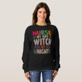 Krankenpflege an Tag Hexe an nächtlichen Halloween Sweatshirt (Vorne ganz)