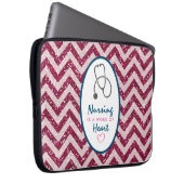 Krankenpflege ist ein Werk von Heart Sprichwort w/ Laptopschutzhülle (Vorne Rechts)