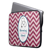 Krankenpflege ist ein Werk von Heart Sprichwort w/ Laptopschutzhülle (Vorderseite Links)