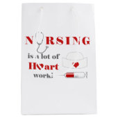 Krankenpflege ist eine Menge Herz Mittlere Geschenktüte (Vorderseite)