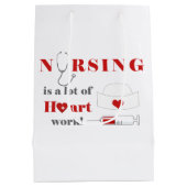 Krankenpflege ist eine Menge Herz Mittlere Geschenktüte (Rückseite)