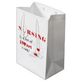Krankenpflege ist eine Menge Herz Mittlere Geschenktüte (Rückseite Schrägansicht)