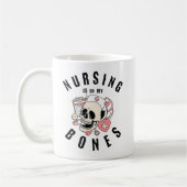 Krankenpflege ist in meinem KnochenHalloween-Krank Kaffeetasse (Links)