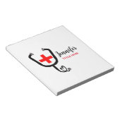 Krankenpfleger Rot und Stethoskop tragen Namen Notizblock (angewinkelt)