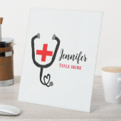 Krankenpfleger Rot und Stethoskop tragen Namen Sockelschild (In Situ)