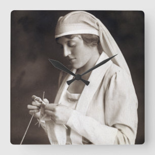 Krankenschwester aus dem Ersten Weltkrieg strickt Quadratische Wanduhr