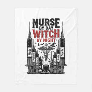 Krankenschwester bei Tag, Hexe bei Nacht Halloween Fleecedecke