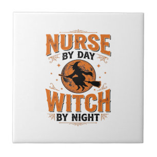 Krankenschwester bei Tag, Hexe bei Nacht Halloween Fliese