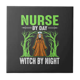 Krankenschwester bei Tag, Hexe bei Nacht Halloween Fliese