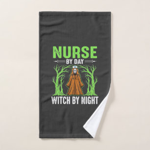 Krankenschwester bei Tag, Hexe bei Nacht Halloween Handtuch