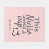 Krankenschwester braucht ein Nickerchen Typografie Fleecedecke (Vorderseite (Horizontal))