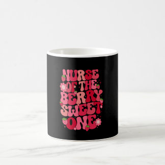 Krankenschwester der süßen Beeren-Erdbeere zum ers Kaffeetasse